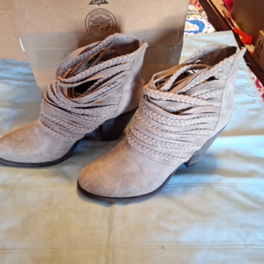 Fergie boots, 10